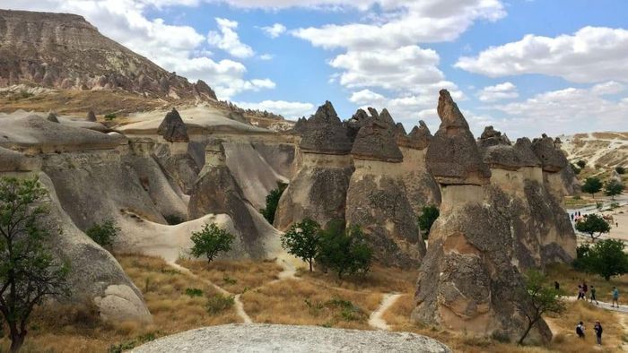  Những "ống khói thần tiên" ở Cappadocia, miền trung Thổ Nhĩ Kỳ được xem là một điều kỳ diệu về địa chất. Cách đây hàng nghìn năm, những ngọn núi lửa đã phun trào khiến tro bụi bao phủ khắp mặt đất. Qua thời gian, nước mưa bào mòn, để lại những lớp đất đá bazan khô cứng tạo nên những ngọn tháp ống khói như ngày nay.