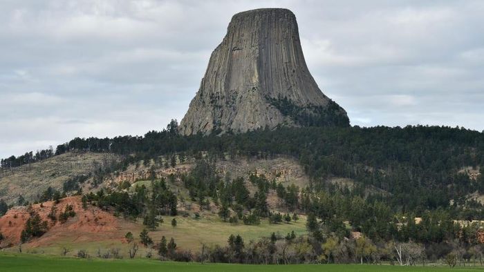 Tháp đá Devils là ngọn núi bazan khổng lồ nằm ở bang Wyoming, Mỹ. Nó được hình thành do sự xói mòn của lớp đá trầm tích xung quanh. Tuy nhiên, người dân địa phương có tích kể rằng, tháp Devils được hình thành là để bảo vệ hai cô gái khỏi sự rượt đuổi của một con gấu và những dấu vết xung quanh tòa tháp là do móng vuốt của nó để lại.