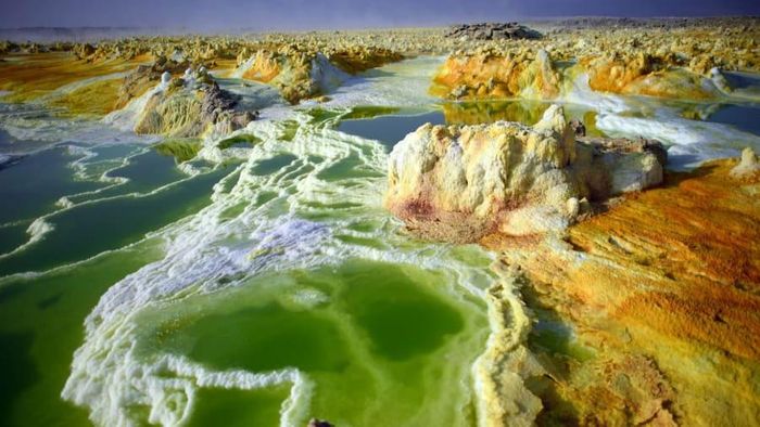  Với nhiệt độ trung bình lên tới 94oF, Dallol ở Ethiopia là một trong những nơi khắc nghiệt nhất trên Trái đất. Nó cũng được biết đến với những cánh đồng thủy nhiệt đầy màu sắc, những hồ nước màu xanh ngọc, và những tảng đá màu vàng. Màu sắc tươi sáng này là do quá trình oxy hóa sắt vô cơ.