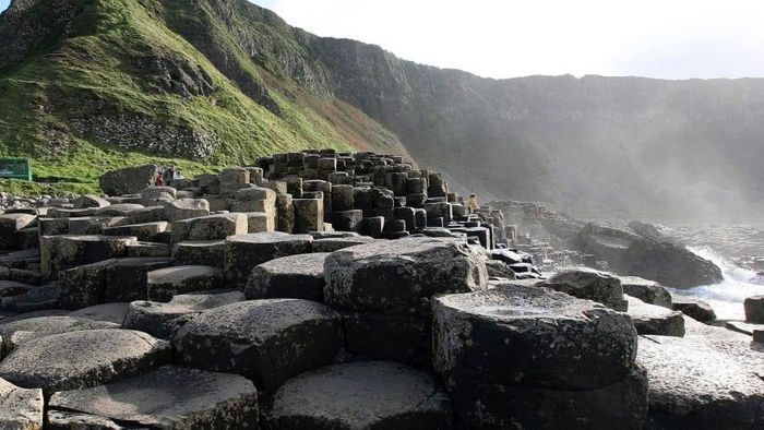  Theo truyền thuyết, Giant's Causeway ở Bắc Ireland, Vương quốc Anh được tạo ra bởi người khổng lồ Finn McCool để chống lại đối thủ người Scotland Benandonner. Thực tế, những cột trụ ở đây được hình thành do núi lửa hoạt động, nham thạch phun từ miệng núi lửa ra sát biển, gặp nước biển lạnh nên lập tức bị đông cứng lại. Trải qua hàng triệu năm chúng có hình dạng như bây giờ.