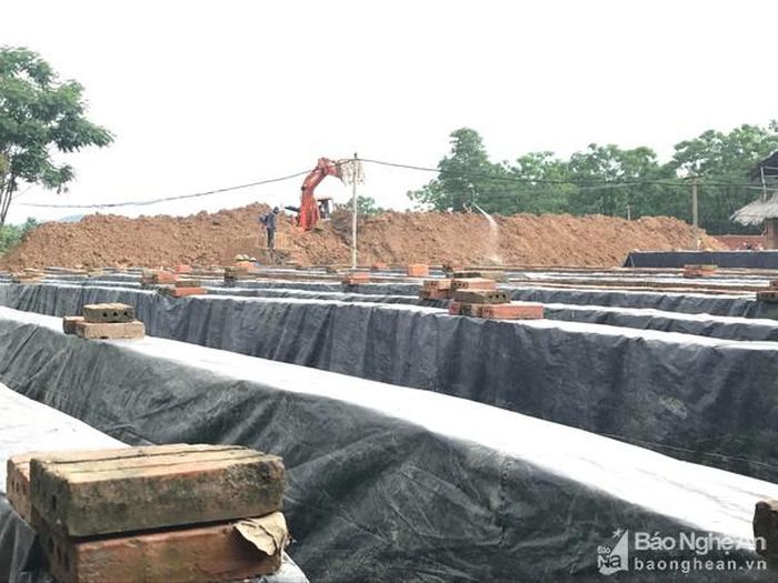 Lò gạch của bà Nguyễn Thị Hải, ở xã Nghĩa Khánh, Nghĩa Đàn đang hoạt động. Ảnh: PV
