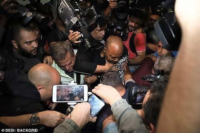 Vệ sĩ vất vả bảo vệ Neymar trước sự bao vây của báo giới