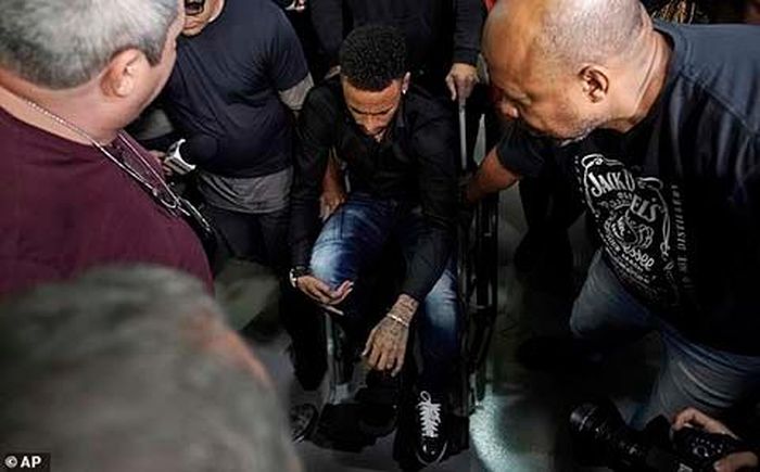 Neymar tới đồn cảnh sát bằng xe lăn