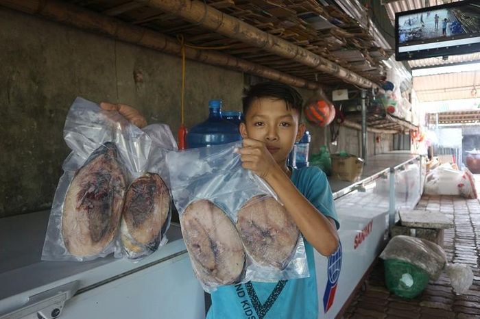Những đứa trẻ vùng biển cũng ý thức được vai trò "đại sứ" du lịch cho quê hương mình. 