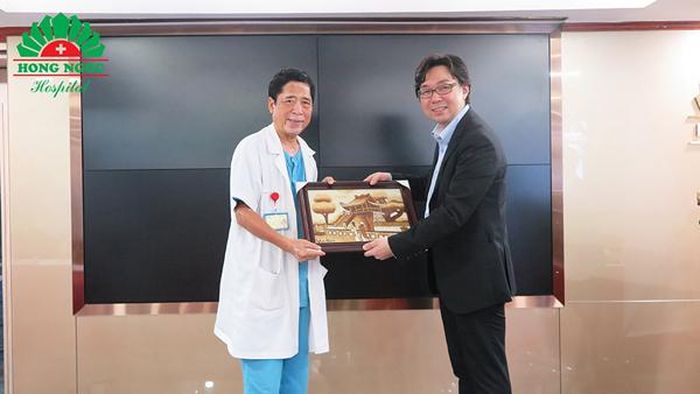 Giám đốc Bệnh viện Hồng Ngọc trao quà kỷ niệm tới TS. Endo