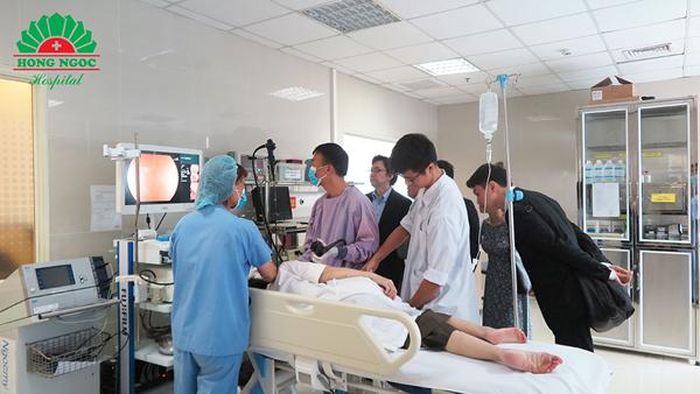 Tiến sĩ Endo đang theo dõi ca nội soi tiêu hóa do bác sĩ Ánh thực hiện