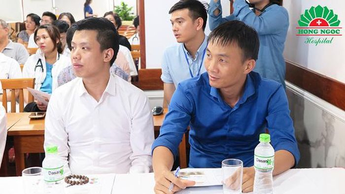 BS. Nguyễn Hải Ánh (bên phải) và bác sĩ Nguyễn Tiến Sơn (bên trái) được đào tạo tại Nhật Bản