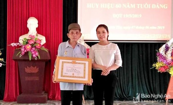 Trao Huy hiệu Đảng cho đảng viên Lê Văn Mùi. Ảnh: Đức Anh