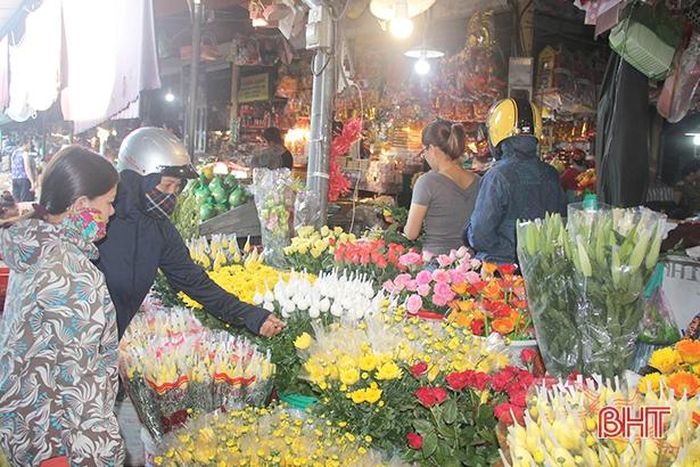 Các loại hoa trên mâm cỗ dịp lễ cũng được tiêu thụ mạnh hơn ngày thường, riêng hoa cúc vàng giá từ 5.000 – 7.000 đồng/bông. Cau trầu, vàng mã cũng là mặt hàng không thể thiếu trong lễ cúng của người dân Việt Nam nên giá thành có “nhích” lên nhưng không đáng kể.