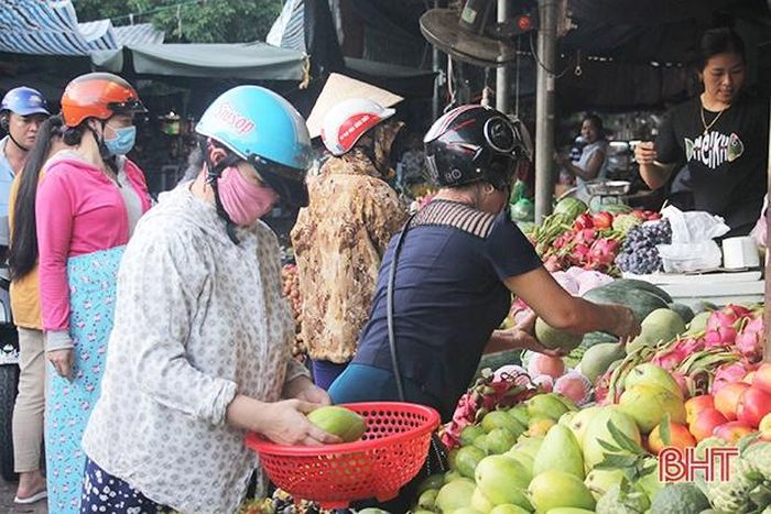 Chị Lê Thị Lý – tiểu thương kinh doanh hoa quả chợ TP Hà Tĩnh: “Dịp này, hoa quả bán rất đắt hàng do nhu cầu mua làm lễ tăng và giải nhiệt trong điều kiện thời tiết nắng nóng. Bán chạy nhất từ sáng đến giờ là các loại quả như mận hậu, vải thiều, chôm chôm, xoài… Do nhu cầu lớn, hoa quả cũng nhích hơn so với ngày thường vài ba giá”.