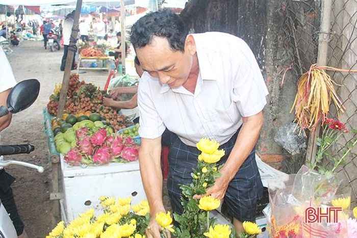 Mọi người đều tỉ mẩn chọn cho những bông hoa, mâm ngũ quả đẹp nhất dâng lên bàn thờ bày tỏ lòng biết ơn đến ông bà, tổ tiên; cầu mong cho một mùa màng bội thu. Đây cũng là dịp gắn kết đời sống của người dân vì vậy con cháu đi làm ăn, học hành xa đều cố thu xếp trở về để đoàn tụ cùng gia đình.