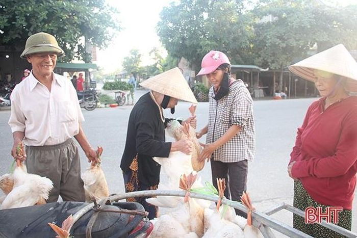 Nếu ở các tỉnh phía Nam, bánh tro là nét ẩm thực không thể thiếu, thì với người dân các tỉnh phía Bắc, trong đó có Hà Tĩnh, các gia đình thường làm các món ăn từ vịt trong ngày này, do đó đây cũng là một trong những mặt hàng được tiêu thụ mạnh nhất.