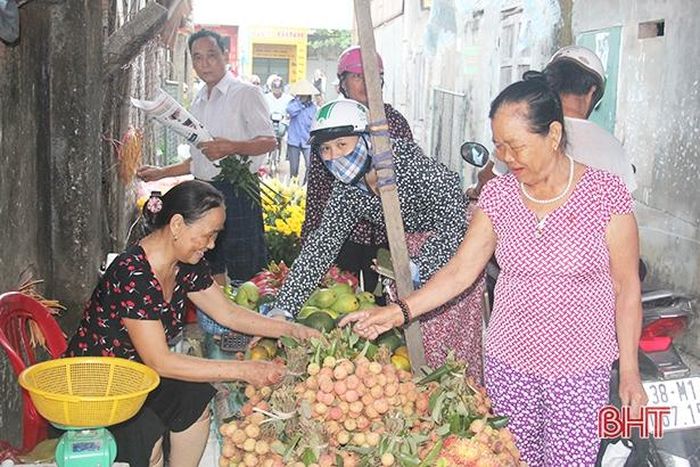 “Tết Đoan ngọ là dịp để cả gia đình đoàn tụ. Ngoài mâm cỗ mặn, tôi chuẩn bị đầy đủ mâm ngũ quả cúng gia tiên cầu mong sức khỏe, bình an cho gia đình, dòng tộc. Và sau là để các thành viên trong gia đình tổ chức bữa liên hoan nhỏ tạo không khí vui tươi, gắn kết tình cảm” – bác Trần Thị Nhàn (phường Trần Phú, TP Hà Tĩnh) chia sẻ.