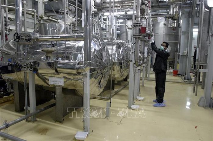 Kỹ thuật viên Iran làm việc tại nhà máy làm giàu urani ở Isfahan. Ảnh tư liệu: AFP/TTXVN