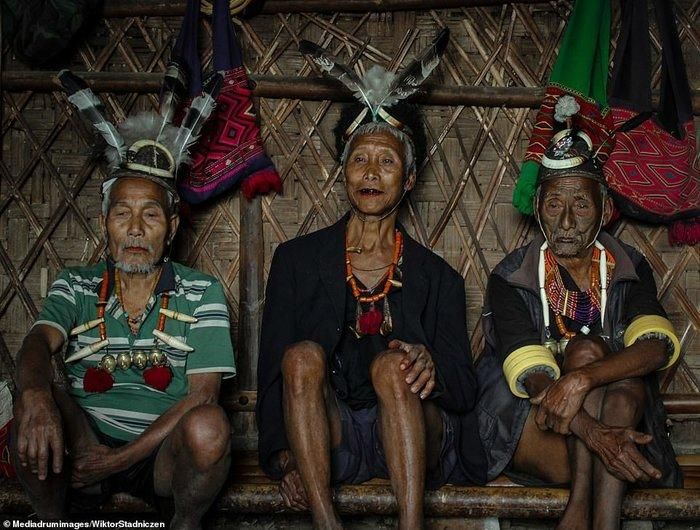 Người Konyak thường đeo vòng xương và mũ da dê, những món đồ quý giá và thể hiện địa vị.