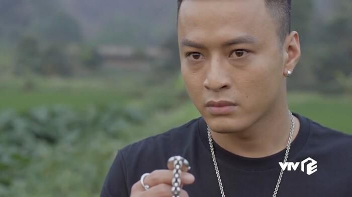 Khánh (Hồng Đăng) lần theo những dấu vết người yêu để lại.