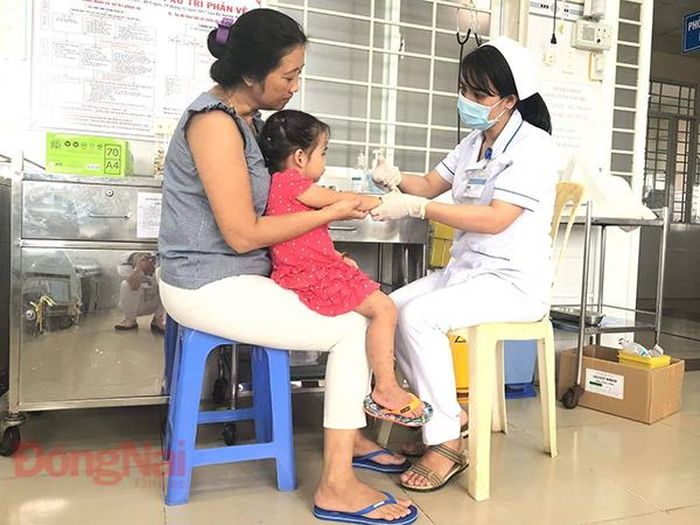 Điều dưỡng Khoa Nhi Bệnh viện đa khoa khu vực Long Khánh tiêm thuốc cho bệnh nhân. Ảnh: CTV