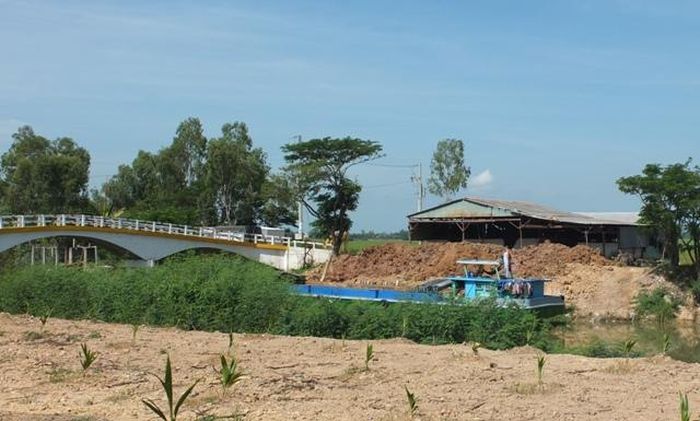 Một bãi “tập kết” đất lớp mặt để đưa xuống phương tiện thủy tại khu vực ấp Tân Bảnh, xã Tân Phước, huyện Tân Hồng