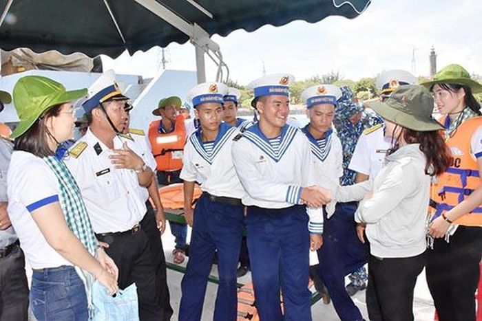 Giây phút gặp gỡ giữa các chiến sỹ hải quân và cán bộ đoàn công tác.