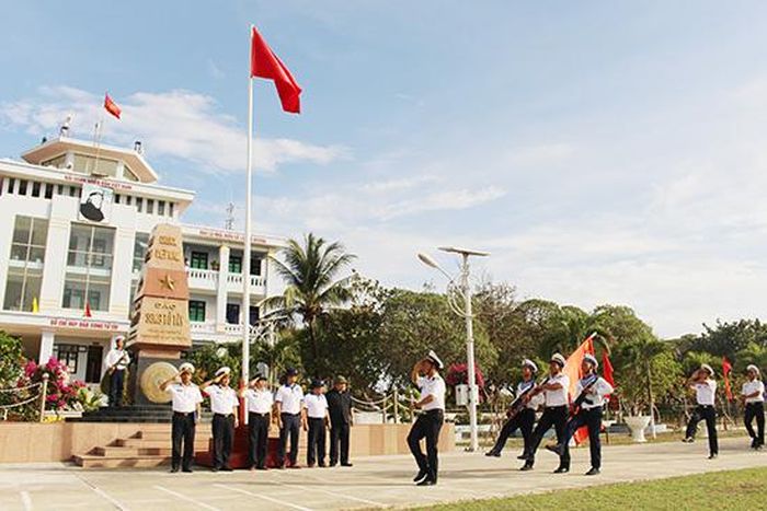 Duyệt binh trên đảo Song Tử Tây