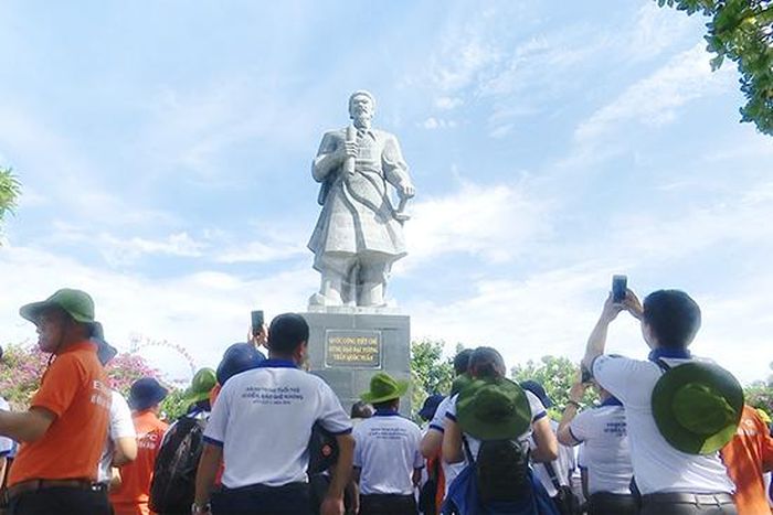 Tượng đài Quốc công tiết chế Hưng Đạo Đại vương Trần Quốc Tuấn trên đảo Song Tử Tây.