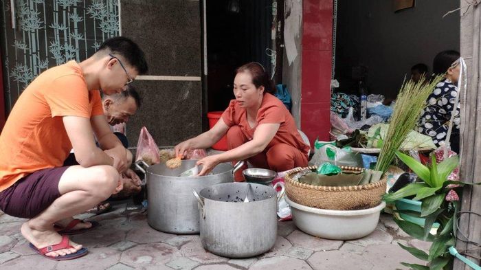  Vài năm trở lại đây, người dân có xu hướng mua sắm tiết kiệm hơn, song rượu nếp chưa bao giờ ế trong ngày Tết Đoan Ngọ. (Ảnh: Việt Vũ) 