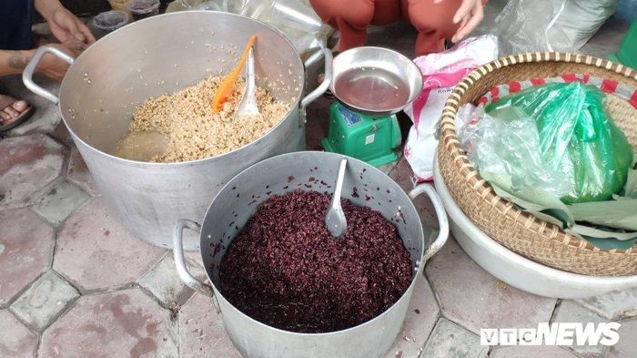  So với nếp trắng, rượu nếp cẩm được ưa chuộng hơn, giá bán cũng đắt gấp đôi. (Ảnh: Việt Vũ) 