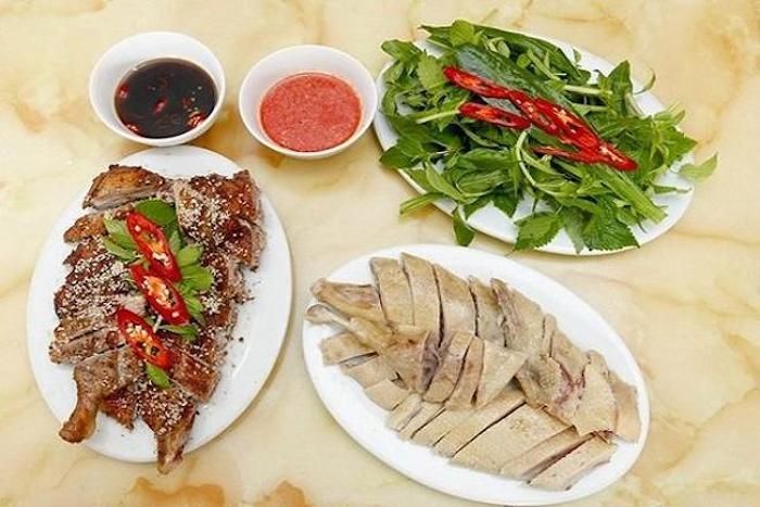 Ở miền Trung, thịt vịt thường xuất hiện trong các mâm cỗ cúng Tết Đoan ngọ. Theo quan niệm dân gian, ngày 5/5 âm lịch khí trời nóng bức, trong khi đó thịt vịt có tính mát bổ giải nhiệt.