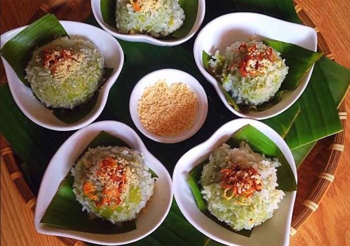 Bên cạnh những món ăn trên, bánh khúc là sự lựa chọn cho ai yêu thích món ăn dẻo thơm, đậm đà vị rau khúc cùng nhân đậu xanh bùi bùi. Bánh khúc dần trở thành món điểm tâm không chỉ trong ngày 5/5 mà còn là món ăn được người dân Lào Cai yêu thích.