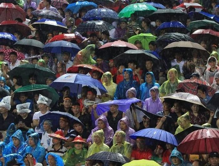 Nhiều khán giả cũng mang ô vào sân, dù ô được liệt vào danh mục cấm mang vào khán đài ở nhiều SVĐ và giải đấu hiện nay