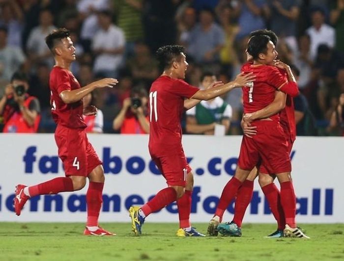 Phút 14, Triệu Việt Hưng tung cú sút bóng sống cực mạnh trong vòng cấm mở tỉ số cho U23 Việt Nam