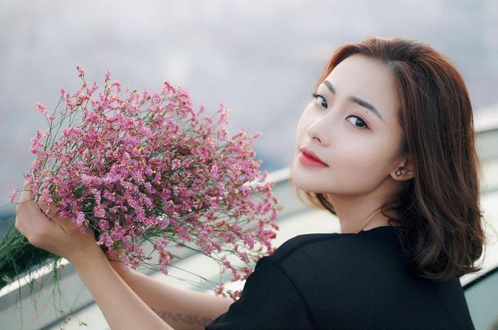 Hình ảnh ngoài đời xinh đẹp, nữ tính của Huyền Thạch. Ảnh: NVCC. 
