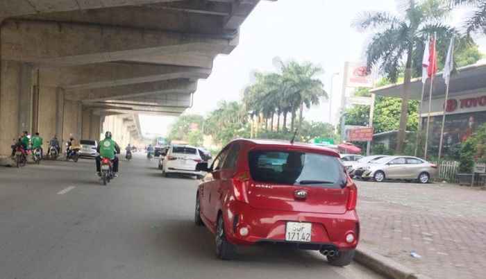 Khu vực trước cửa hàng Toyota các phương tiện dừng đỗ gây ảnh hưởng giao thông trên Quốc lộ 6.