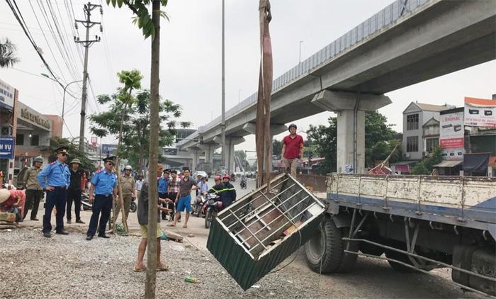 Lực lượng TTGT phối hợp với phòng đô thị quận và phường Yên Nghĩa giải tỏa xử lý các vi phạm lấn chiếm hành lang giao thông điểm cổng Bến xe Yên Nghĩa ngày 31/5.