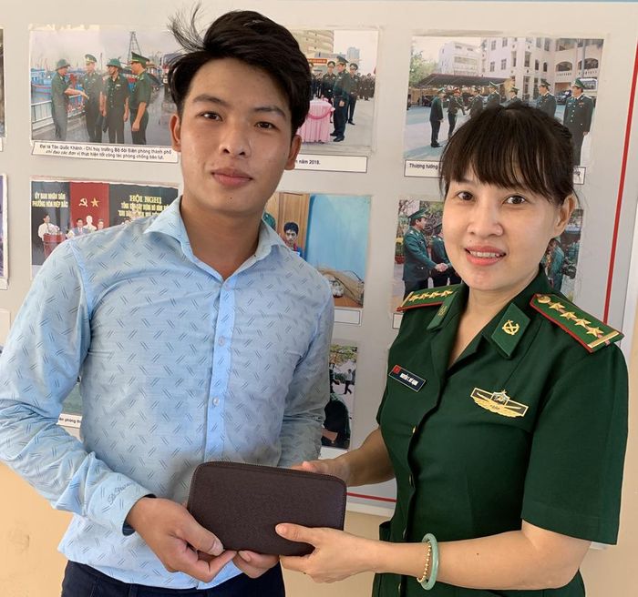 Đại úy Hạnh trao lại tài sản cho anh Bảo.