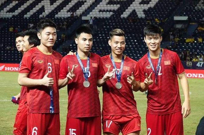 Xuân Trường, Đức Huy, Văn Thanh và Duy Mạnh sau lễ nhận huy chương