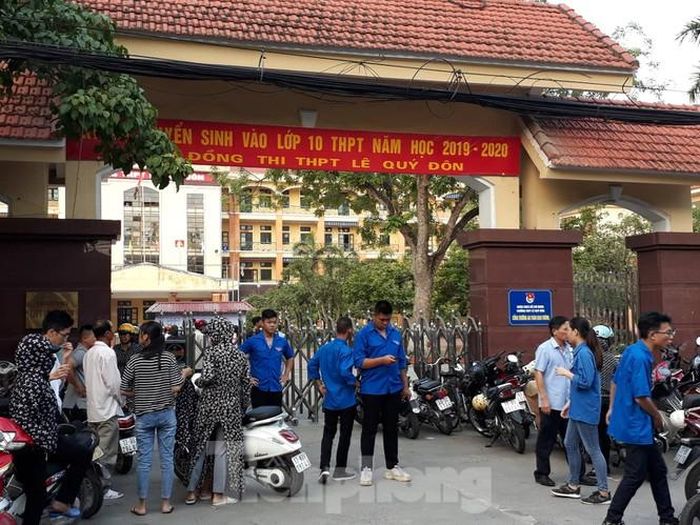 Từ 24 giờ, thí sinh Thái Bình tiếp tục thi môn Toán - Ảnh: Hoàng Long