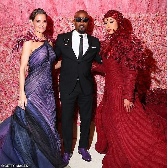 Katie Holmes xinh đẹp sánh đôi bên bạn trai là nam diễn viên Jamie Foxx 51 tuổi ở sự kiện Met Gala hôm 6/5 (giờ địa phương). Cặp đôi công khai tình yêu từ năm 2018 sau nhiều năm bí mật hẹn hò.