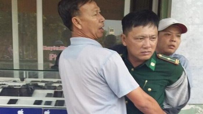 Đối tượng Nguyễn Văn Tong mặc trang phục giả danh Bộ đội Biên phòng