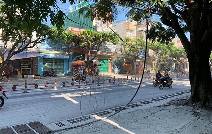 Dây cáp, dây điện bị đứt rơi vương vãi sau đám cháy