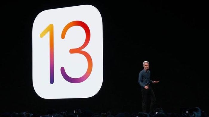Tại sự kiện WWDC tổ chức vào thứ hai 3/6 vừa qua, Apple đã chính thức giới thiệu phiên bản iOS 13 với nhiều thay đổi mới. Đáng chú ý là việc bổ sung chế độ nền tối Dark Mode, cũng như ra mắt iPadOS dành riêng cho các thiết bị máy tính bảng Apple - với đa nhiệm thông minh và hỗ trợ chuột.