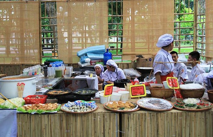 Khu ẩm thực miền Nam với các món xôi chiên phồng quả bóng ăn kèm gà quay lá trúc, gỏi cuốn, chạo tôm bao mía ăn, bánh xèo Cần Thơ và hải sản nướng Nha Trang. 