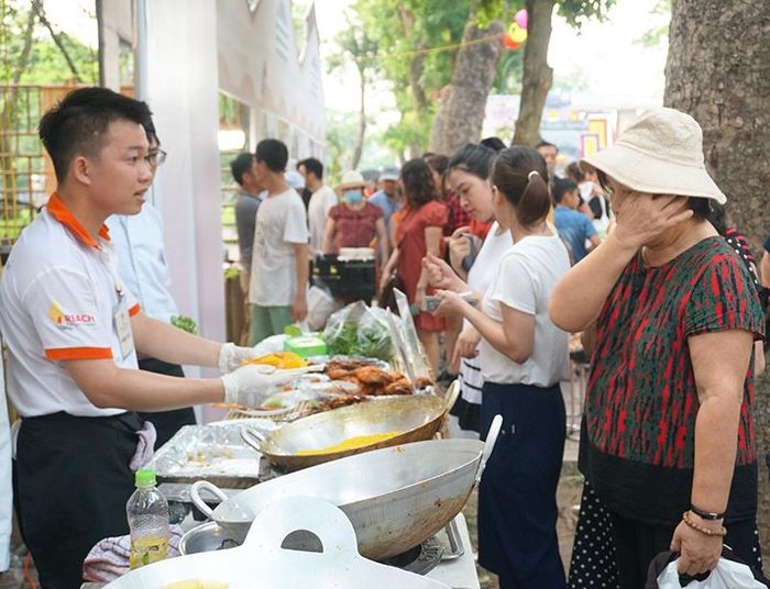 Đặc biệt, lễ hội đã tái hiện lại không gian đậm chất các làng nghề gắn với di sản ẩm thực, sản vật ẩm thực tiêu biểu 3 miền Bắc - Trung - Nam.