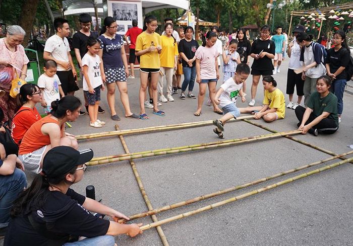 Đến với lễ hội, du khách còn được tham gia vào các hoạt động giao lưu, trải nghiệm ẩm thực Hà Nội với các nghệ nhân, các nhà nghiên cứu về Hà Nội, trình diễn một số loại hình nghệ thuật, trò chơi truyền thống, không gian trải nghiệm ẩm thực dành riêng cho thiếu nhi…