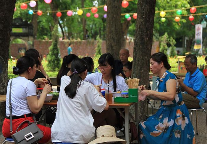 Lễ hội thu hút hàng nghìn du khách tới tham quan và thưởng thức những món ăn mỗi ngày.