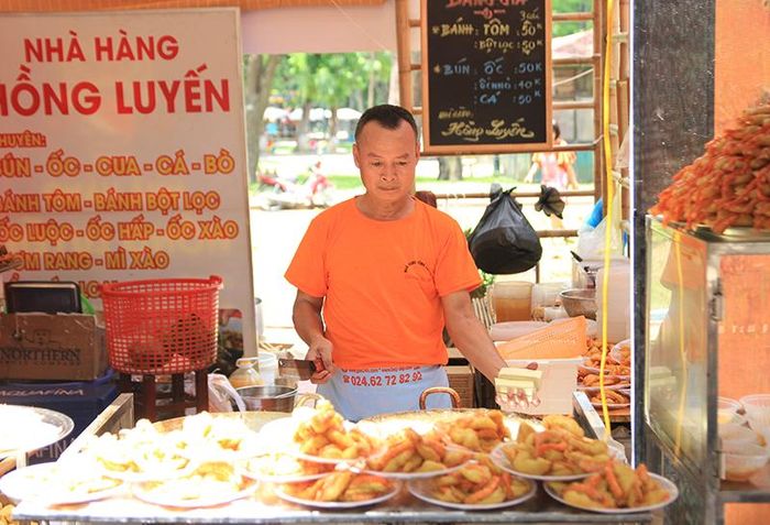 Đặc biệt, điểm nhấn của lễ hội năm nay là sự tái hiện không gian văn hóa tượng trưng, tiêu biểu của các vùng miền theo chiều dài đất nước từ khu nhà vùng cao Hà Giang đến ngôi làng cổ vùng đồng bằng bắc bộ, góc phố cổ Hà Nội, qua miền Trung với hình ảnh Phố cổ Hội An và chợ Bến Thành - biểu tượng của miền Nam.