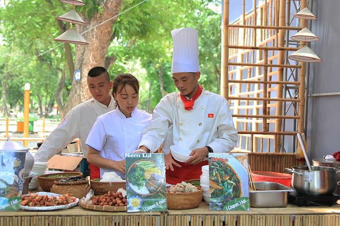 Khu ẩm thực miền Trung giới thiệu các món: Súp lươn Nghệ An, mỳ Quảng, cơm gà Hội An, bún bò Huế, bánh bột lọc, nem lụi...