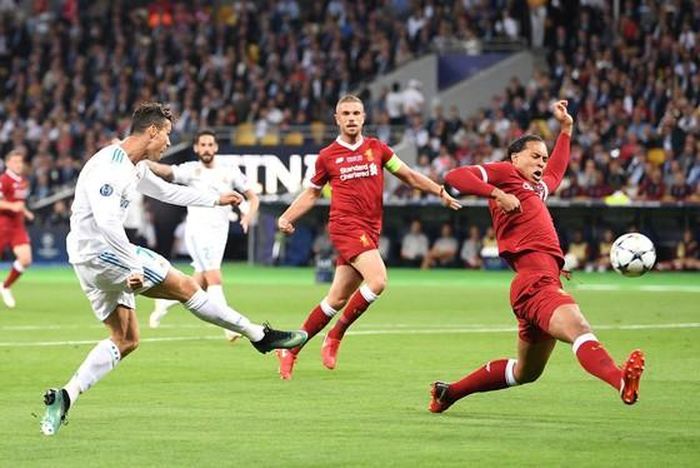 Ronaldo (trái, Real Madrid) chạm trán Van Dijk (Liverpool) mùa trước