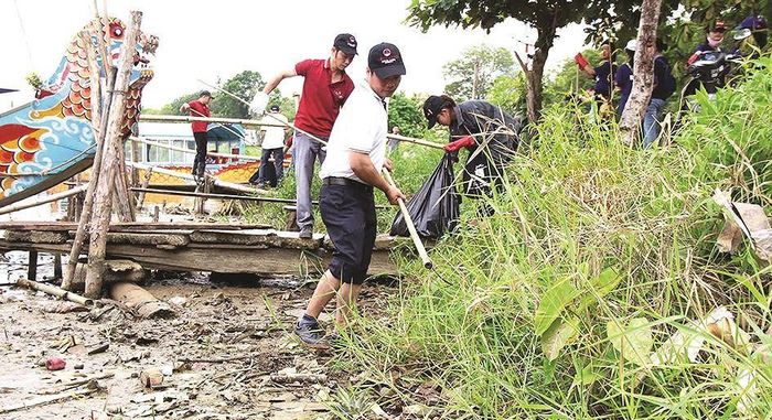 Vệ sinh môi trường bến thuyền du lịch trước di tích chùa Thiên Mụ