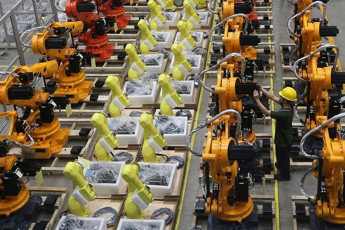 Công nhân kiểm tra cánh tay Robot tại một nhà máy ở Nam Ninh, miền Đông Trung Quốc. Ảnh: AP